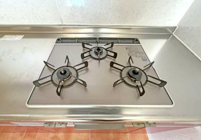 【中古マンション】かわつるグリーンタウン新鶴18号棟のキッチン|３口コンロです☆