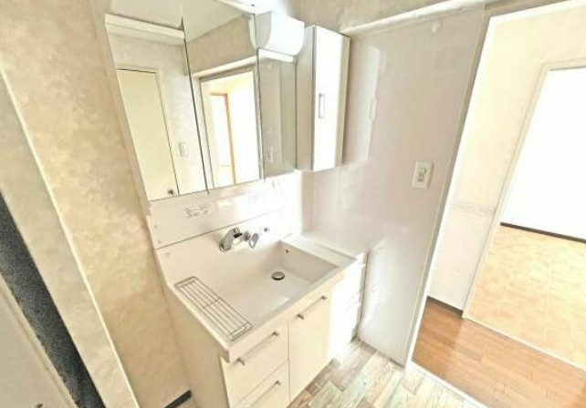 【中古マンション】かわつるグリーンタウン新鶴18号棟の独立洗面台|朝の身支度に欠かせない洗面台です！