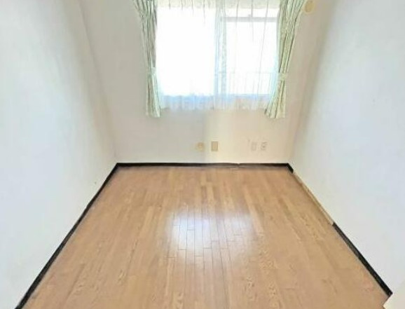 【中古マンション】かわつるグリーンタウン新鶴18号棟の洋室|4.5帖のコンパクトな洋室です！