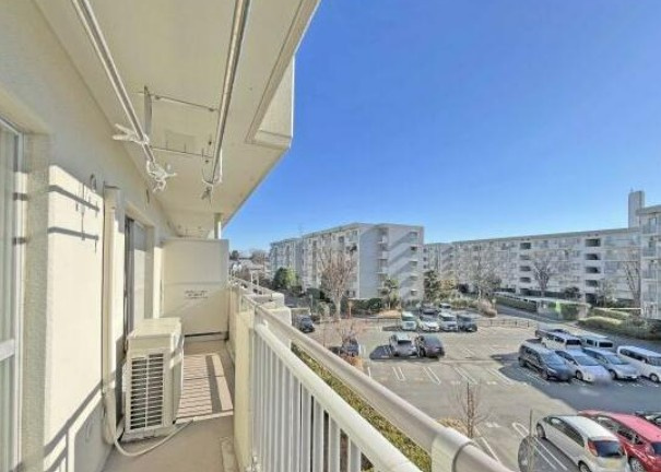 【中古マンション】かわつるグリーンタウン新鶴18号棟のバルコニー|陽当り良好なワイドバルコニーです！