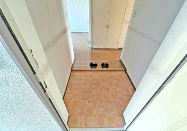 【中古マンション】かわつるグリーンタウン新鶴18号棟の玄関|毎日通る明るい玄関ホールです♪