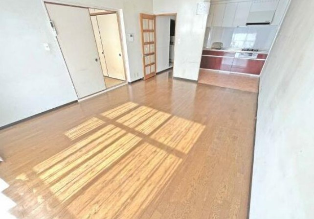 【中古マンション】かわつるグリーンタウン新鶴18号棟の居間・リビング|15.5帖の明るいLDKです☆