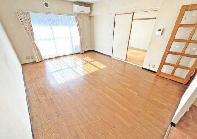 【中古マンション】かわつるグリーンタウン新鶴18号棟の居間・リビング|窓も大きく採光・採風しっかりとれています♪