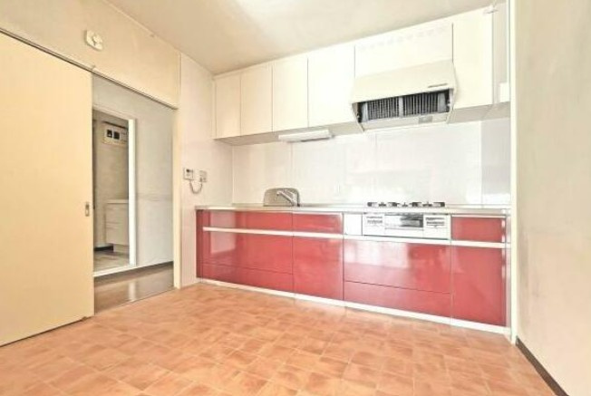 【中古マンション】かわつるグリーンタウン新鶴18号棟のキッチン|ワークトップも広く使いやすいシステムキッチンです☆