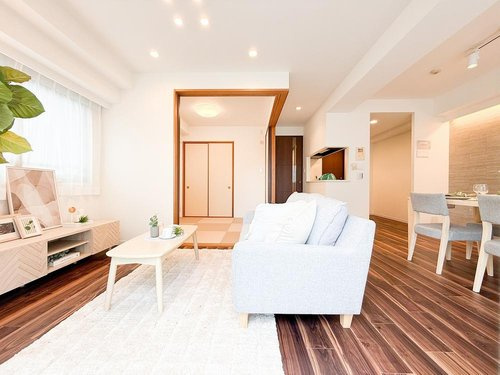 ＴＨＥパームス三鷹ビバーチェの居間・リビング