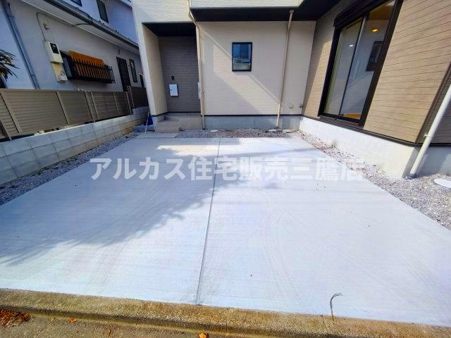 【内覧動画公開中！】三鷹市大沢５丁目 京王線 西調布駅 新築戸建ての駐車場