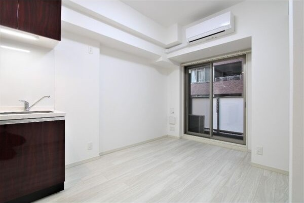 ORSUS新大阪(旧プレジオ新大阪ROUGE)の居間・リビング