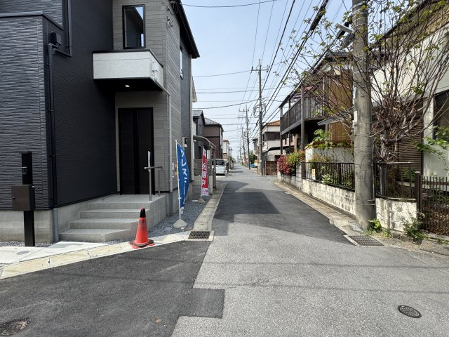 松戸市西馬橋３丁目新築戸建【馬橋小学校：7分】の前面道路含む現地写真|北側前面道路