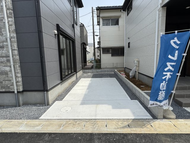 松戸市西馬橋３丁目新築戸建【馬橋小学校：7分】の駐車場|2号棟駐車スペース・並列2台駐車可