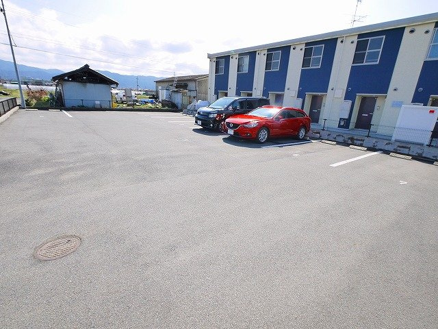 レオネクストサンシャイン岩室の駐車場|駐車場があるので、車を買う予定の方も安心です