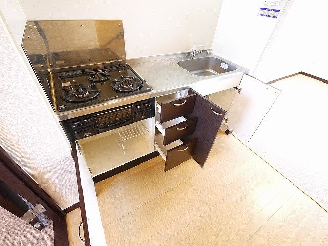 レオネクストサンシャイン岩室の収納|お料理しやすいキッチンです