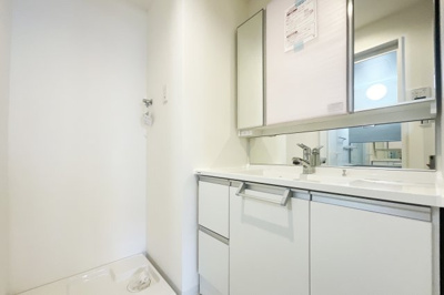 【洗面所】 | イーグルコート伏見桃山 | 【洗面】洗面化粧台も新調済みです。三面鏡の裏には歯ブラシなどの小物を収納でき水回りを清潔に保てます。もちろん、洗面下の引き出しにも収納できます(^^♪