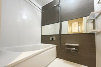 【浴室】 | イーグルコート伏見桃山 | 【浴室】浴室は新調済みです。新しくなった浴室で1日の疲れをリフレッシュできます!(^^)!
浴室乾燥機が完備されているので雨の日や急なお洗濯も安心です。