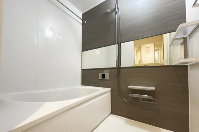 【浴室】 | イーグルコート伏見桃山 | 【浴室】浴室は新調済みです。新しくなった浴室で1日の疲れをリフレッシュできます!(^^)!
浴室乾燥機が完備されているので雨の日や急なお洗濯も安心です。