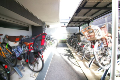 【駐輪場】 | イーグルコート伏見桃山 | 駐輪場：1台目無償　2台目以降：月額200円
駐車場等の空き状況は都度要確認