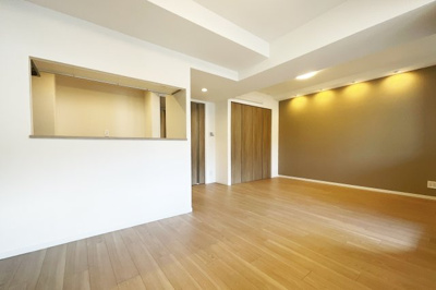 【居間・リビング】 | イーグルコート伏見桃山 | 【LDK14.6帖】アクセントクロスがオシャレのLDKです(^^)/