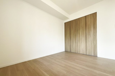 【洋室】 | イーグルコート伏見桃山 | 【洋室11帖】クローゼットや棚が設けられており、しっかり収納できます。