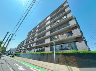 【外観】 | 青空にも夕焼けにも映える、そんなたたずまい。ここで新生活スタートさせてみませんか♪