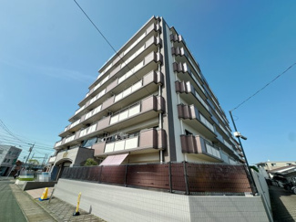 【外観】 | 青空にも夕焼けにも映える、そんなたたずまい。ここで新生活スタートさせてみませんか♪