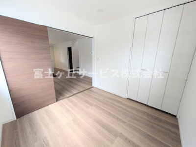 【洋室】 | 豊橋市二川町 新築一戸建て 1号棟 | リビング横の洋室です