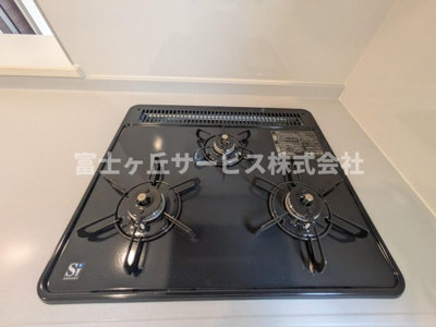 【その他】 | 豊橋市二川町 新築一戸建て 2号棟 | 3口コンロがあります