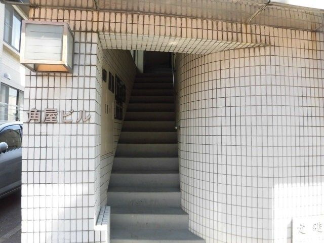 角屋ビルのエントランス