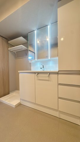 【独立洗面台】 | アーベインルネス大手町☆仲介手数料無料☆ | １日の始まりを迎える、この場所。大きな鏡と明るい照明が、眠たい朝も優しく包みます。
シャンプードレッサー仕様で、落ちた髪の毛を流すのもラクチン♪