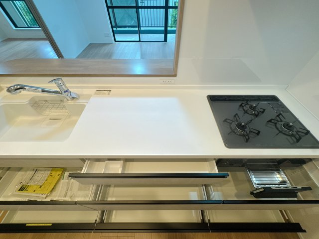 【キッチン】 | アーベインルネス大手町☆仲介手数料無料☆ | 収納豊富なシステムキッチンは、シンクしたの収納が開くのもいいですね♪お料理楽しんでください♪