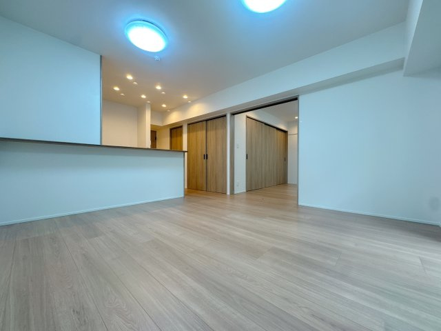 【居間・リビング】 | アーベインルネス大手町☆仲介手数料無料☆ | 一人ひとり快適な空間は違うからこそ、家具の配置もアレンジしやすいシンプルなデザインに。