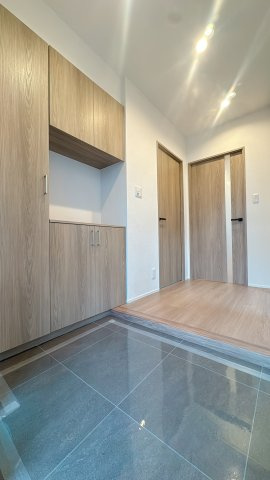 【玄関】 | アーベインルネス大手町☆仲介手数料無料☆ | 玄関は光沢のある床材で、汚れもとても落としやすい。こういうちょっとした気遣いが長く住むと効いてくるんです。