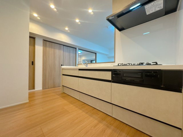 【キッチン】 | アーベインルネス大手町☆仲介手数料無料☆ | 機能性とデザイン性を両立させた、リノベーション物件ならではの素敵なキッチン。立ってみるとそれがよく分かります♪