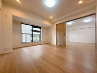 【洋室】 | アーベインルネス大手町☆仲介手数料無料☆ | ゆっくり食事を楽しんだ後は、みんなで思い切り笑いあって話をしよう。日々の暮らしに彩りを添える、そんな楽しく豊かな空間にしたいんです。