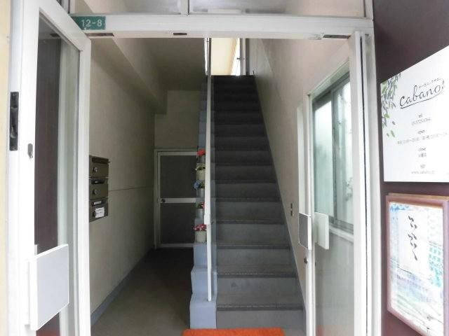 鶴田ビルのエントランス