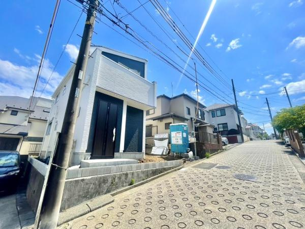 横浜市港南区東芹が谷の新築一戸建の外観|堂々と完成しました！いつでもご案内可能です！
お車でご自宅まで送迎承ります。