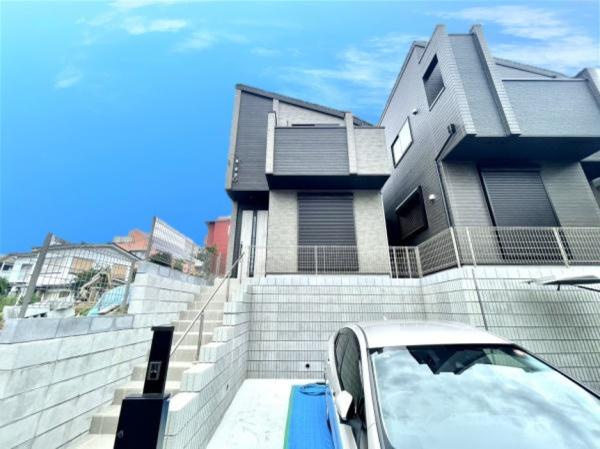 横浜市南区中里４丁目の新築一戸建の前面道路含む現地写真|車通りが少ない為、小さなお子様にも安心です。
是非一度、現地へ起こしください。

