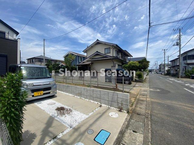 【前面道路含む現地写真】 | 徒歩2分にドラッグストアがございますので、お買い物にも便利な立地となっております！