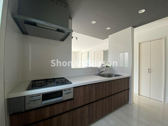 【キッチン】 | 対面式キッチンからはリビングが見渡すことができ、ご家族とのコミュニケーションもとりやすいですね◎