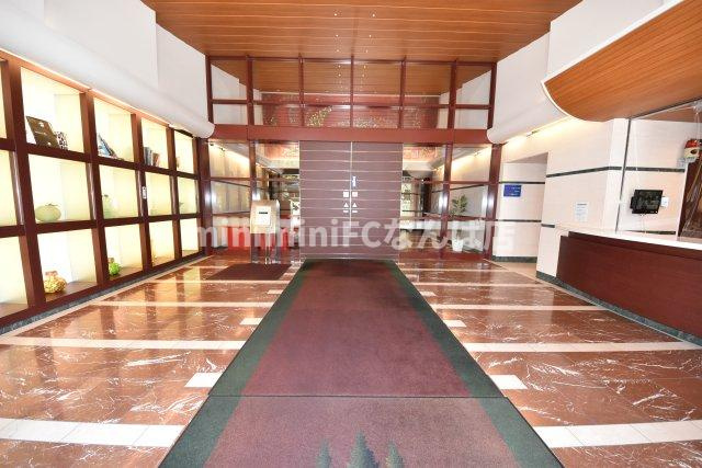 ロイヤルパークス桃坂のエントランス