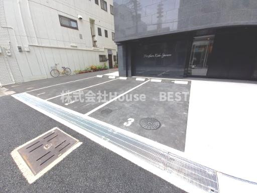 ファーストフィオーレ神戸スペラーレの駐車場