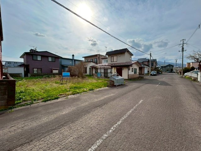 新川町4丁目住宅用地の前面道路含む現地写真|北東向きの８ｍ幅公道を含む現地写真