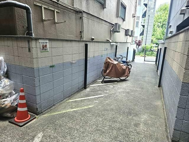 ウスダム・コーズ池之端ハイツの駐車場