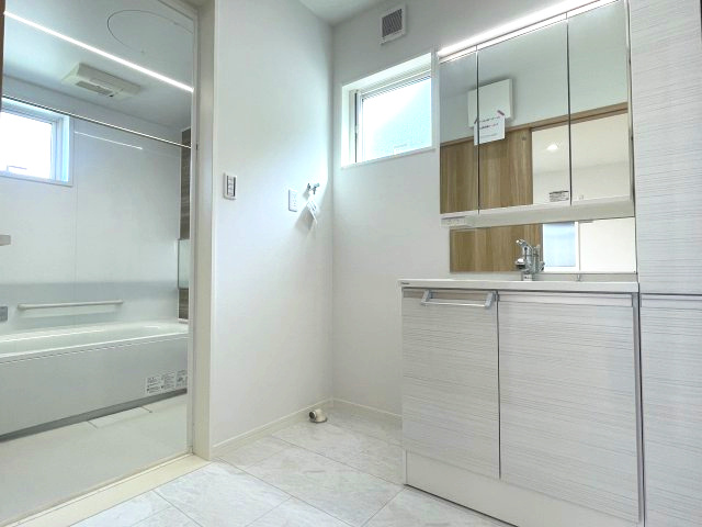 西区新庄町　№33850の洗面所|3面鏡の裏には便利な
収納があります。