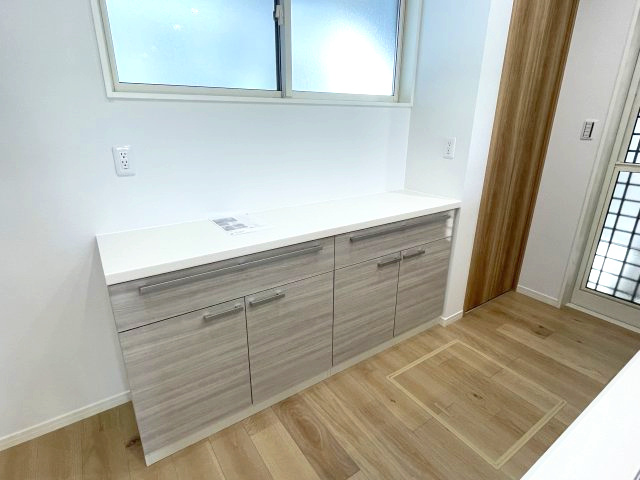 西区新庄町　№33850のその他|キッチンと同色の
カップボード付き