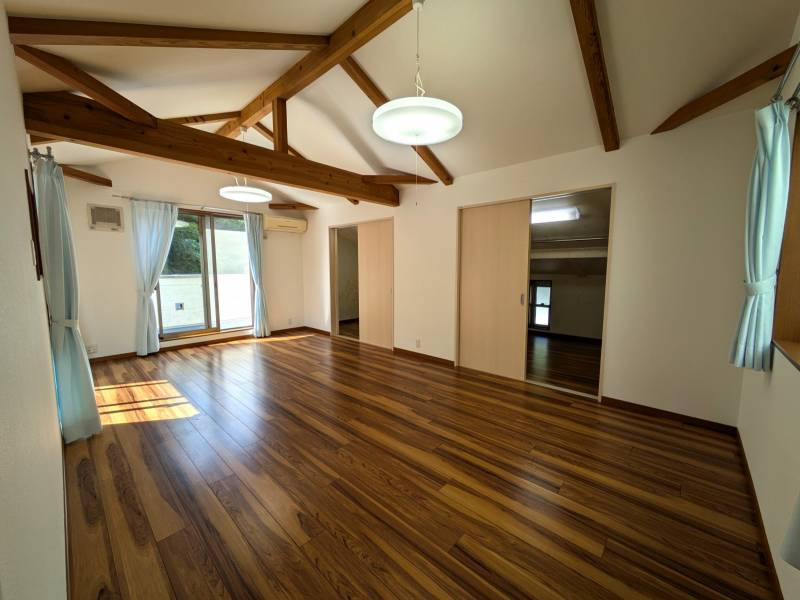 高知市福井町　　中古一戸建ての洋室|２階洋室。梁見せ天井が印象的！落ち着いた木目フロアと相まって癒しの空間を演出。