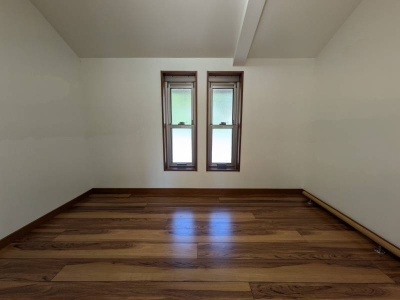 高知市福井町　　中古一戸建ての洋室|2面採光で明るさも確保。こぢんまりと落ち着く、隠れ家のようなお部屋。