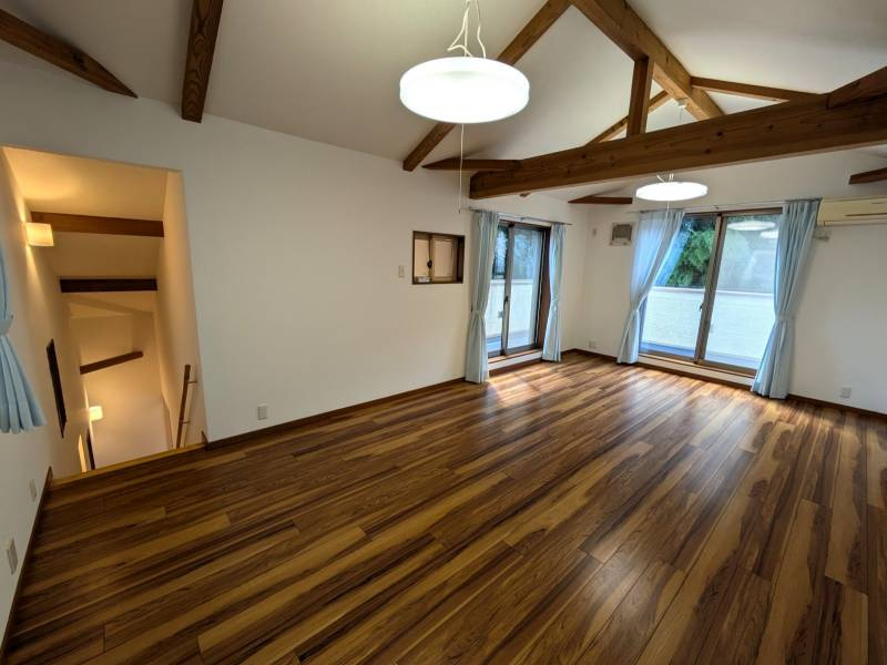 高知市福井町　　中古一戸建てのその他|２階洋室。梁見せ天井が印象的！落ち着いた木目フロアと相まって癒しの空間を演出。