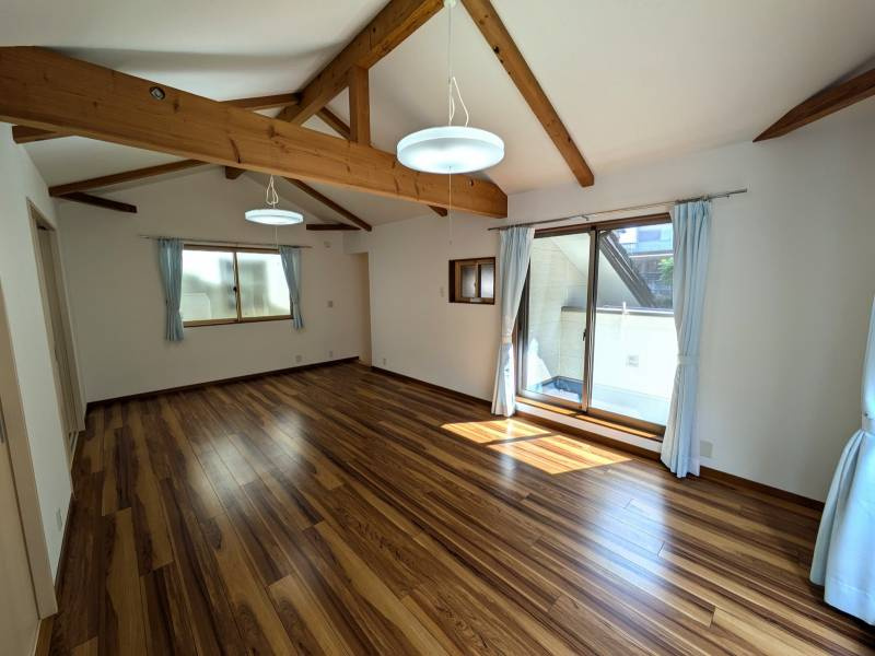 高知市福井町　　中古一戸建てのその他|２階洋室。梁見せ天井が印象的！落ち着いた木目フロアと相まって癒しの空間を演出。