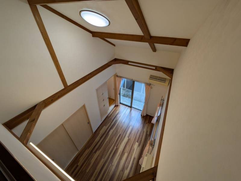 高知市福井町　　中古一戸建てのその他|木の梁がアクセントに！ナチュラルで温もりある吹き抜けリビング。高い天井で、気持ちまでスッキリ。