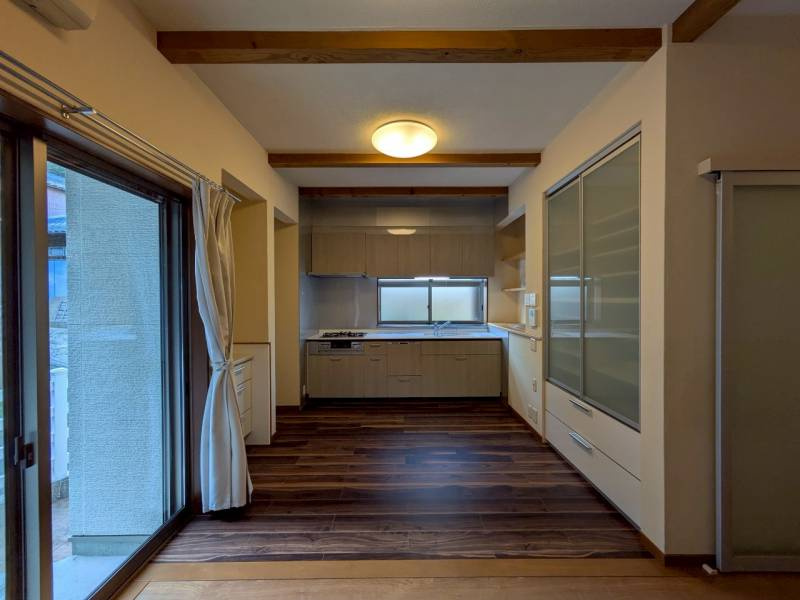 高知市福井町　　中古一戸建てのキッチン|ダイニングとキッチンが自然に区切られた設計で、動線もスムーズ。