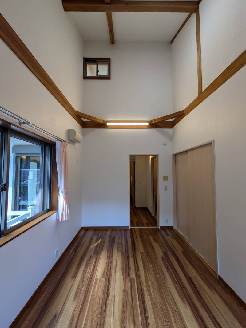 高知市福井町　　中古一戸建ての洋室|2階部分まで吹き抜けた贅沢な天井高。おしゃれな梁が空間のアクセントに。

